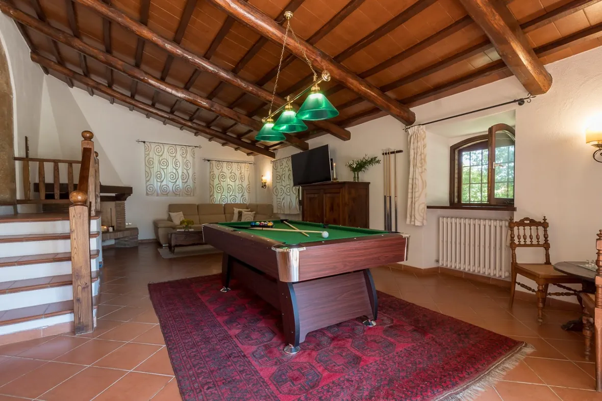 La stanza con il biliardo sotto il tetto in legno