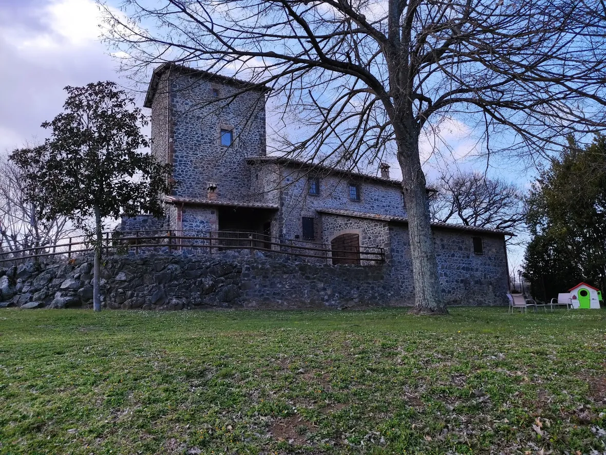 Il casale in pietra fra gli alberi