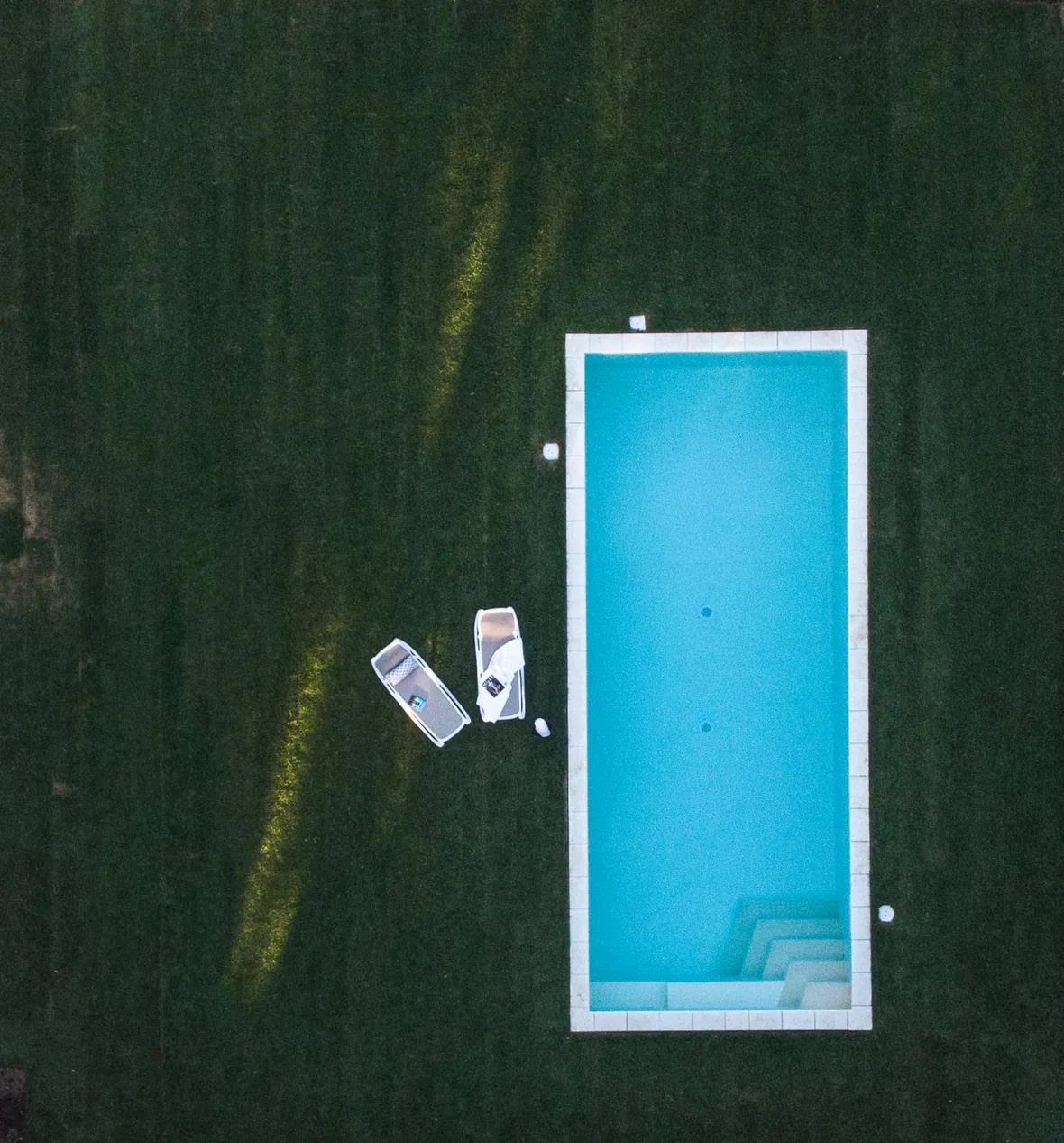 La piscina vista dall'alto, incassata nel prato