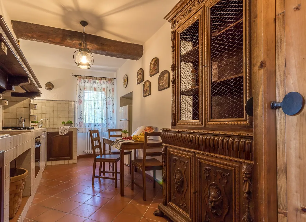 La sala comune con i mobili in legno e il soffitto a travi